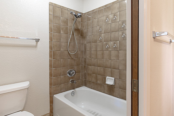 1704Pinecrest25