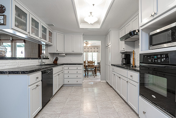 3840 Rexford 12