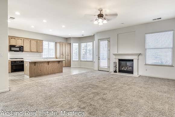 2261Silverplace10