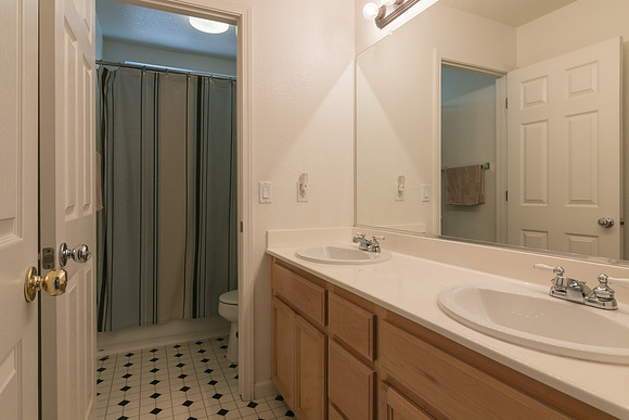 2440 Garrett -023