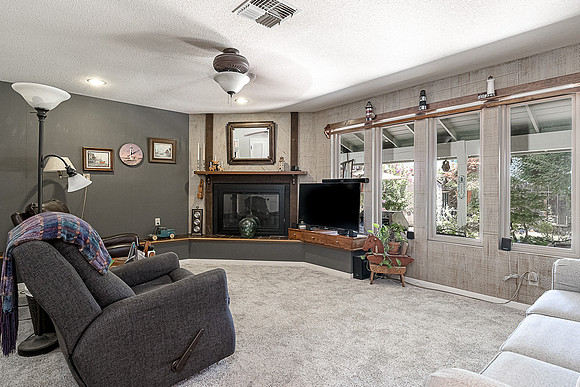 3840 Rexford 17