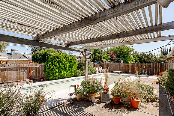 2625Madrone27