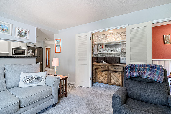 3840 Rexford 19