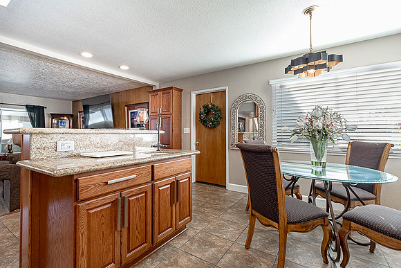 3300Colonial11