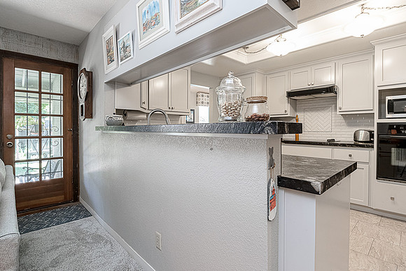 3840 Rexford 21