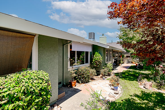 3840 Rexford 34